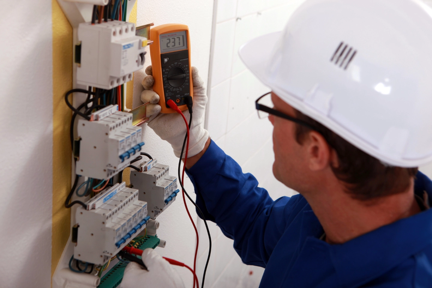 Überprüfung aller elektrischen Anlagen und Betriebsmittel mit Prüfplan für Unternehmen durch Schürmann & Voss