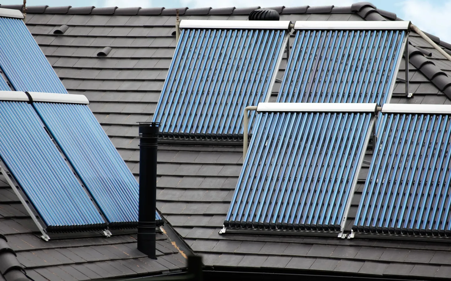 Schürmann & Voss plant und installiert Ihre Solarthermie-Anlage zur Warmwasserbereitung & Heizungsunterstützung